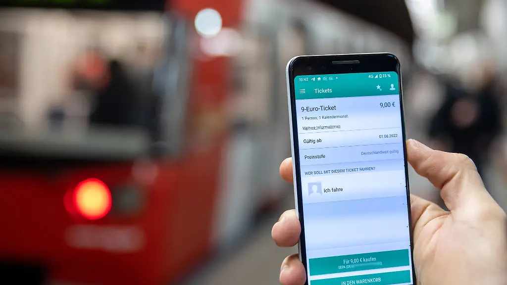 Ein-Mitarbeiter-praesentiert-die-App-des-VGN-zum-Kauf-des-9-Euro-Tickets