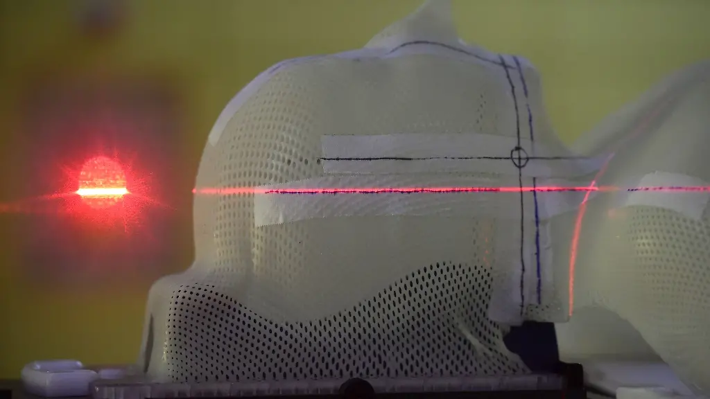 Ein-Laserstrahl-ist-im-Marburger-Ionenstrahl-Therapiezentrum-MIT-auf-eine-Maske-gerichtet