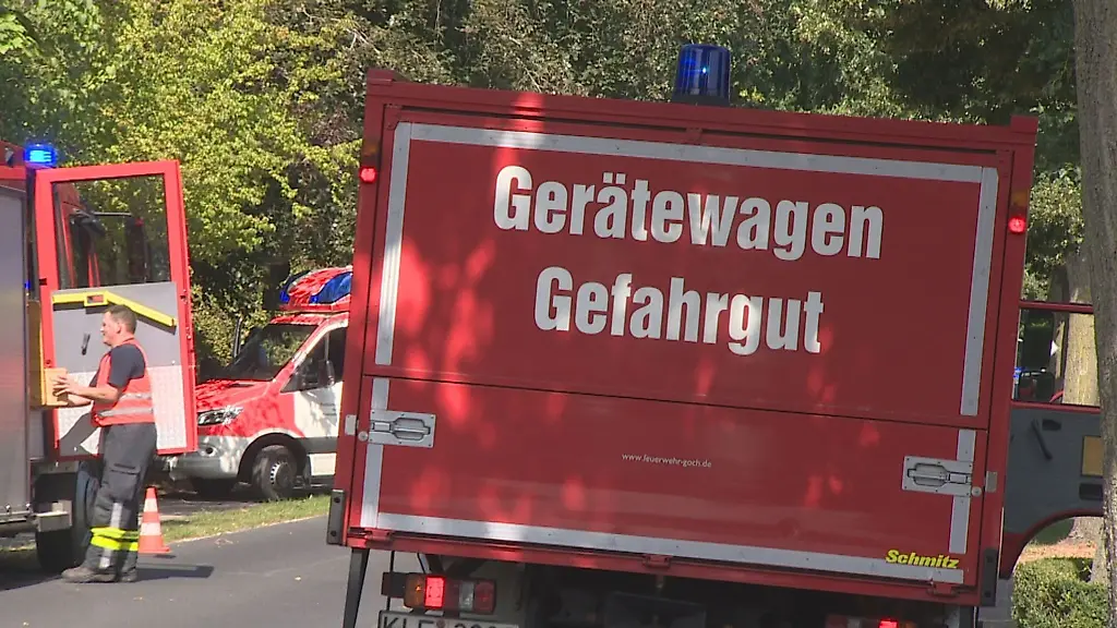 Einsatzfahrzeuge-stehen-vor-einer-Arztpraxis