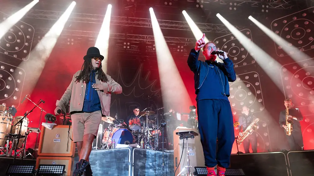 Seeeds-Saenger-Delle-l-und-Peter-Fox-stehen-beim-in-Dresden-auf-der-Buehne