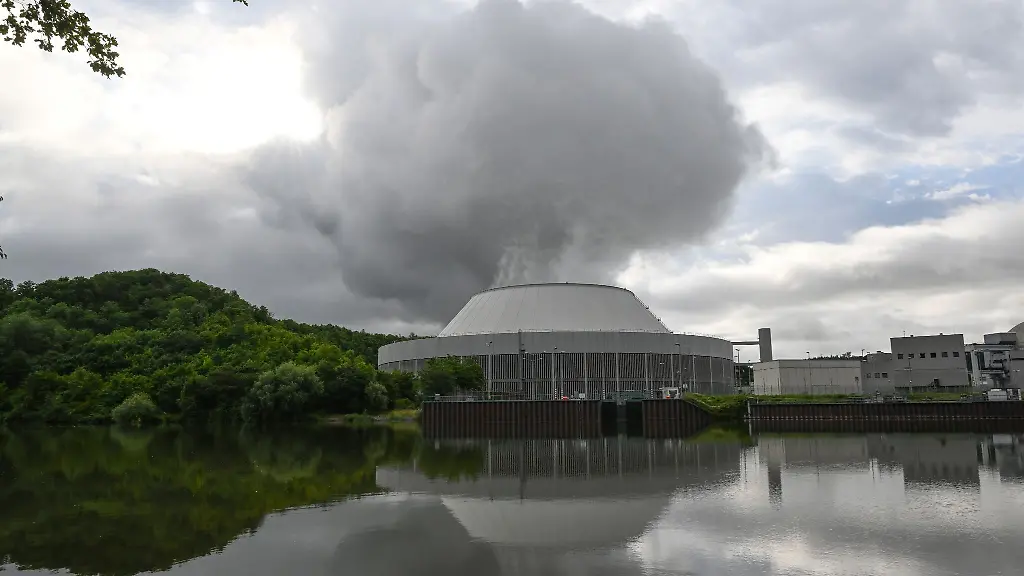 Aus-einem-Kuehltum-vom-Kernkraftwerk-Neckarwestheim-2-steigt-Wasserdampf-auf