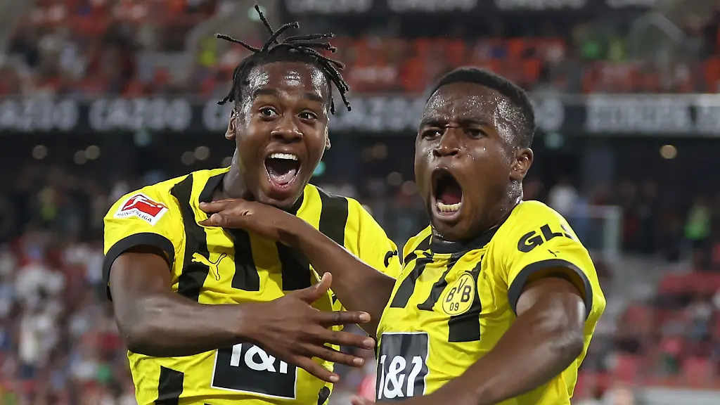 Die-Dortmunder-Youssoufa-Moukoko-und-Jamie-Bynoe-Gittens-l-bejubeln-gegen-den-SC-Freiburg-ein-Tor