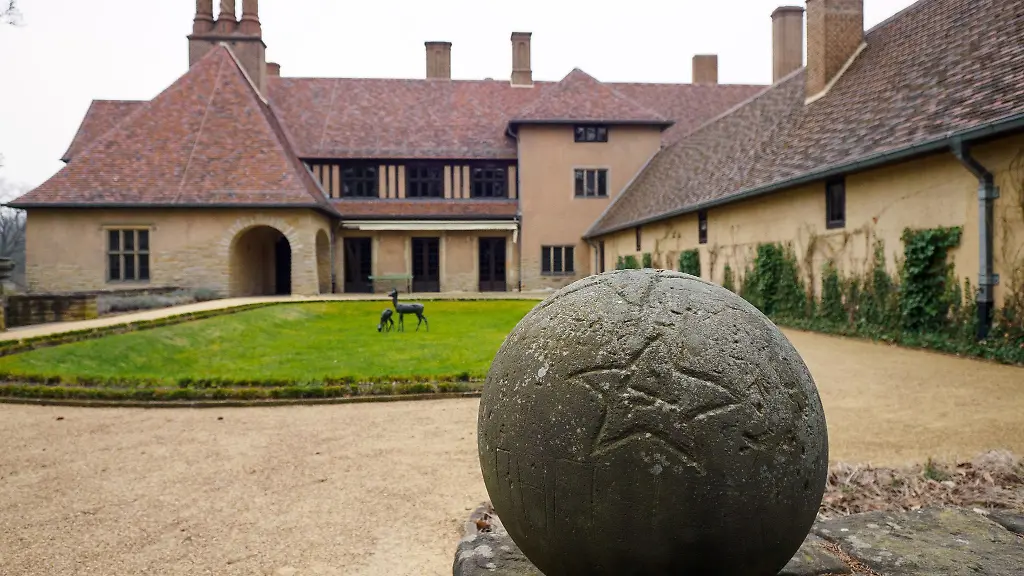 Eine-Steinkugel-mit-Sowjetstern-ist-auf-auf-dem-Gelaende-von-Schloss-Cecilienhof-angebracht