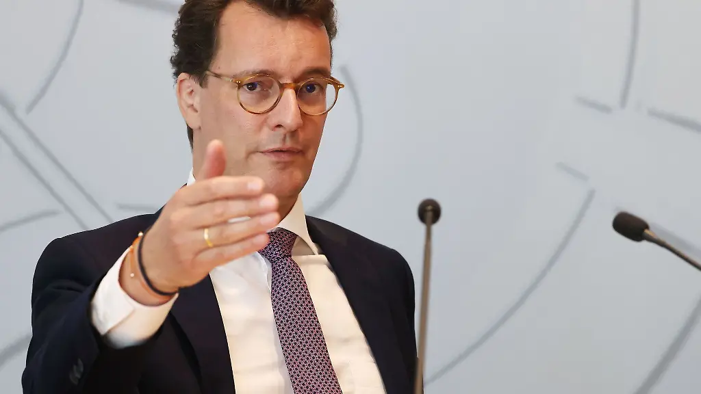 Hendrik-Wuest-CDU-Ministerpraesident-von-Nordrhein-Westfalen-spricht-in-der-Landespressekonferenz