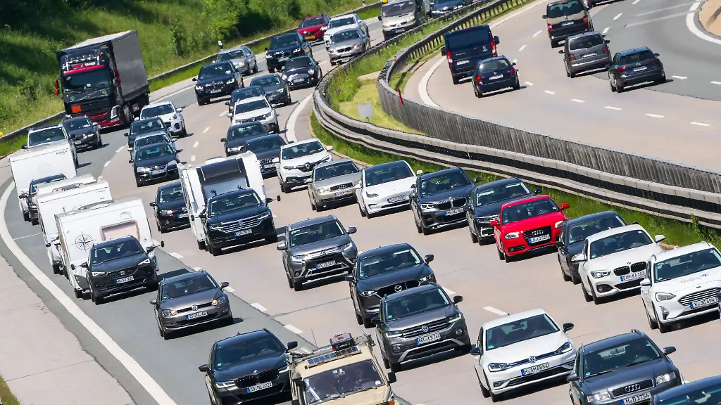 Lkw-und-Pkw-fahren-auf-der-Autobahn-A8