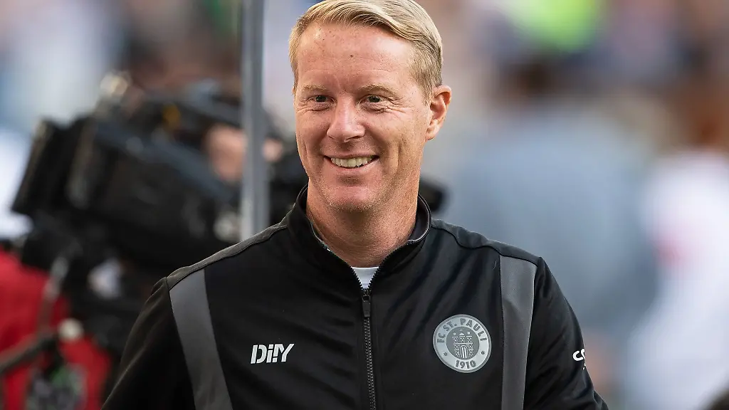 St-Paulis-Trainer-Timo-Schultz-ist-vor-einem-Stadion