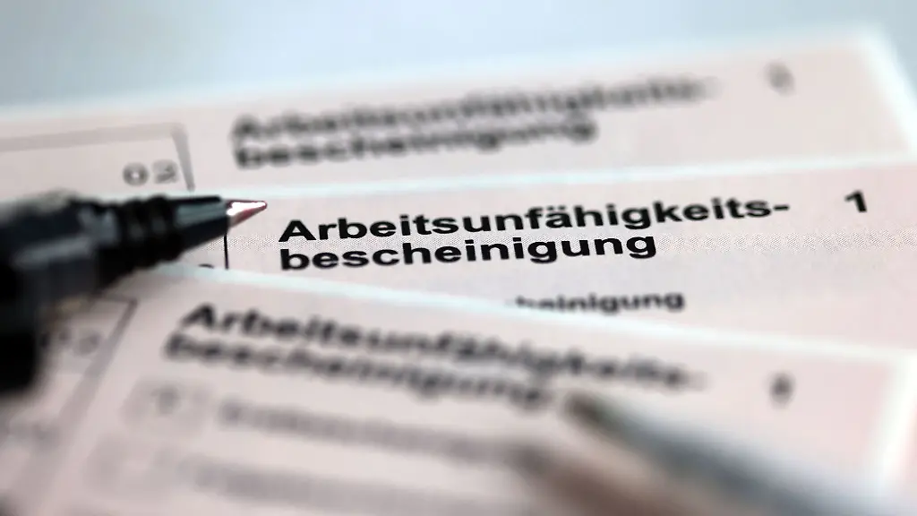 Stifte-liegen-auf-den-Arbeitsunfaehigkeitsbescheinigungen-fuer-Arbeitnehmer