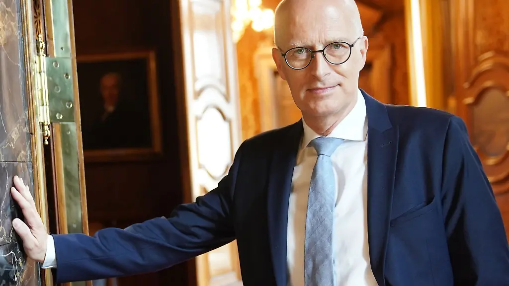 Buergermeister-Peter-Tschentscher-SPD-steht-im-Rathaus