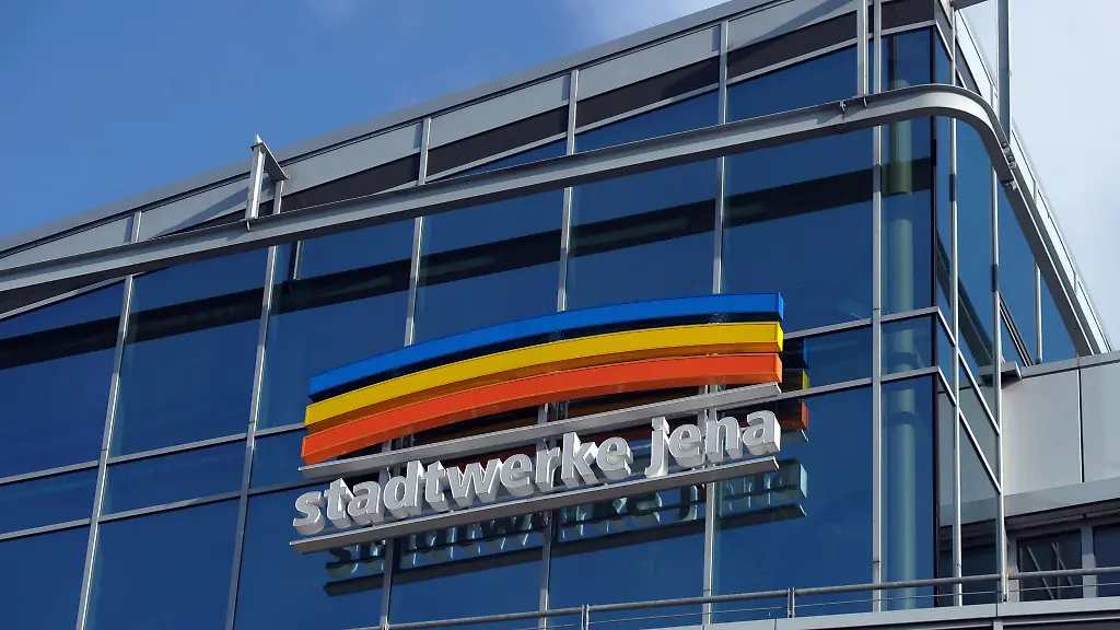 Blick-auf-das-Geschaeftsgebaeude-der-Stadtwerke