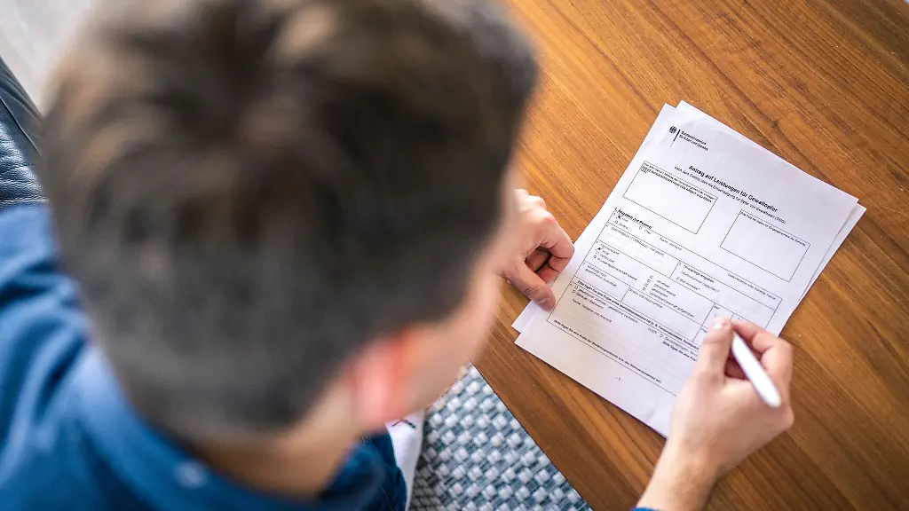 Ein-Antrag-auf-Leistung-fuer-Gewaltopfer-des-Bundesministerium-fuer-Soziales-wird-ausgefuehlt