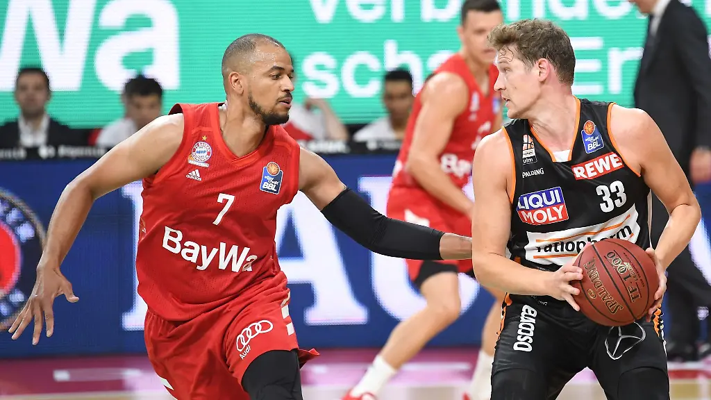 Alex-King-von-Bayern-Muenchen-fordert-Patrick-Heckmann-r-von-Ulm-heraus