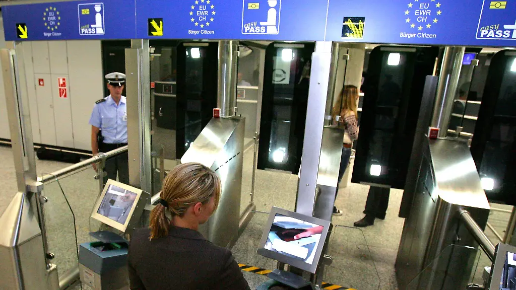 Die-automatisierte-Passkontrolle-am-Frankfurter-Flughafen-Unter-anderem-Estland-Lettland-Litauen-und-Tschechien-haben-die-Vergabe-von-Schengen-Visa-an-Russen-bereits-eingeschraenkt