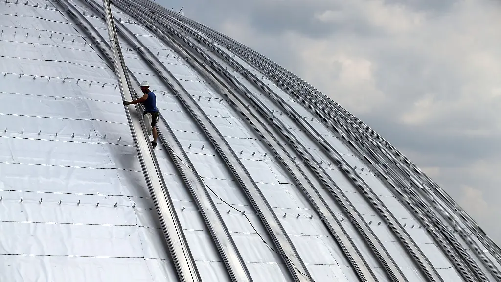 Ein-Dachdecker-arbeitet-auf-einer-Rundlagerhalle-der-SKW-Stickstoffwerke