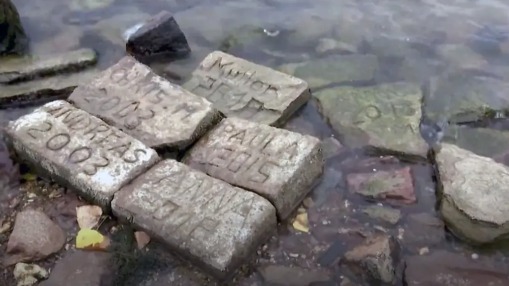 Niedrigwasser-legt-Hungersteine-frei