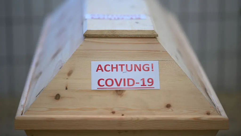 Ein-Sarg-mit-der-Aufschrift-Achtung-Covid-19