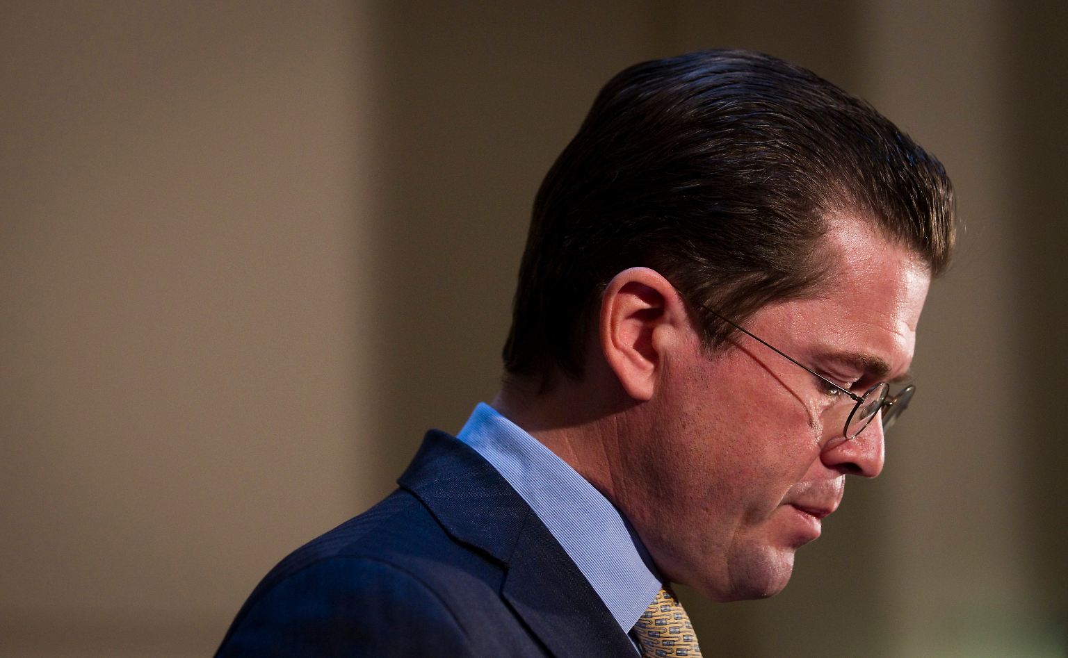 Karl-Theodor zu Guttenberg gibt auf. Am 1. März 2011 erklärt er seinen Rückzug von allen politischen Ämtern.