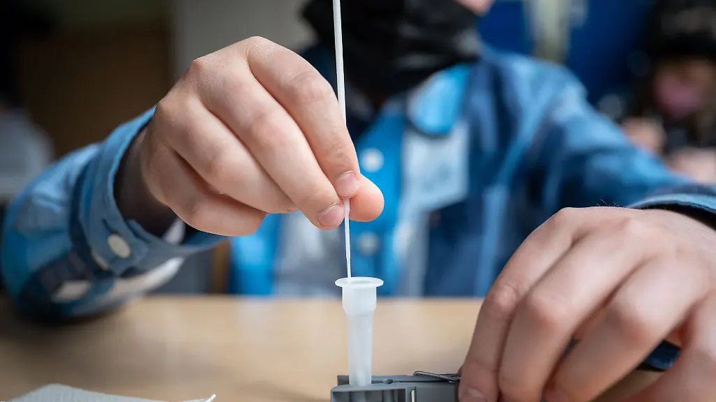 Ein-Schueler-macht-einen-Corona-Schnelltest