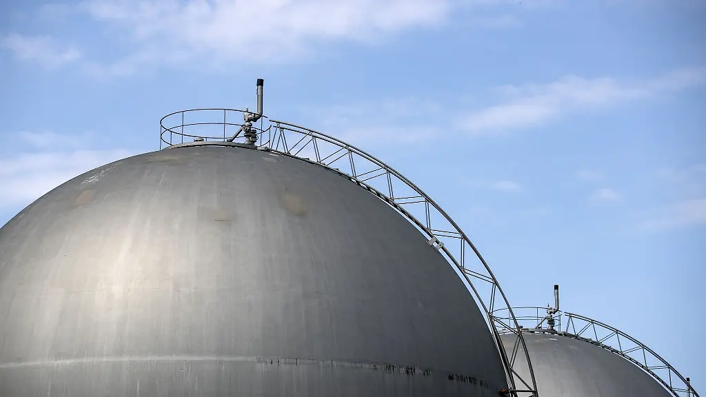 Blick-auf-Erdgastanks-in-Zuerich