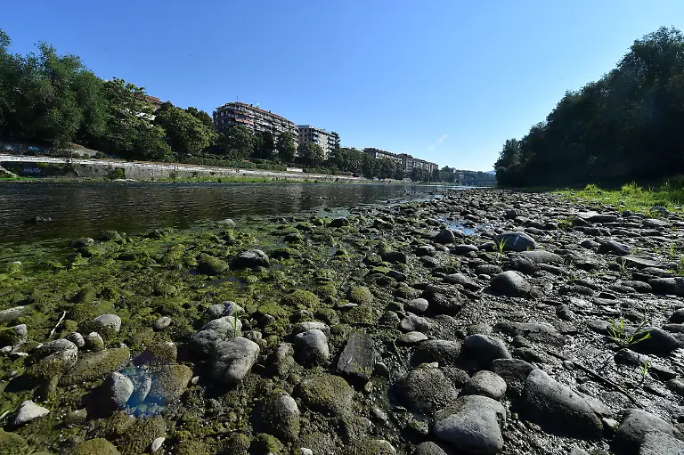 2022-07-15T111622Z-456226707-RC28CV9R9529-RTRMADP-3-EUROPE-WEATHER-ITALY-DROUGHT