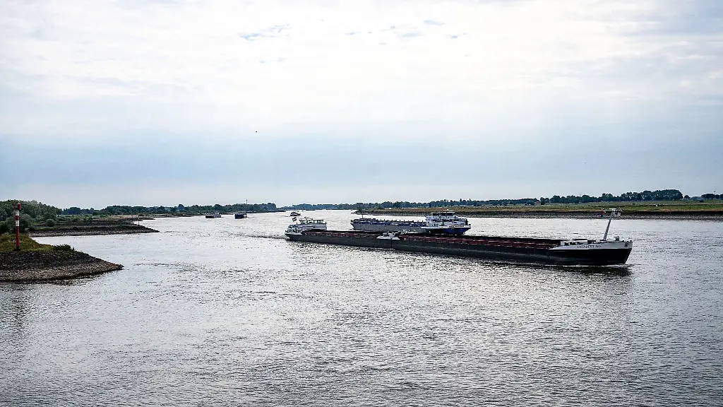 Frachtschiffe-fahren-auf-dem-Rhein