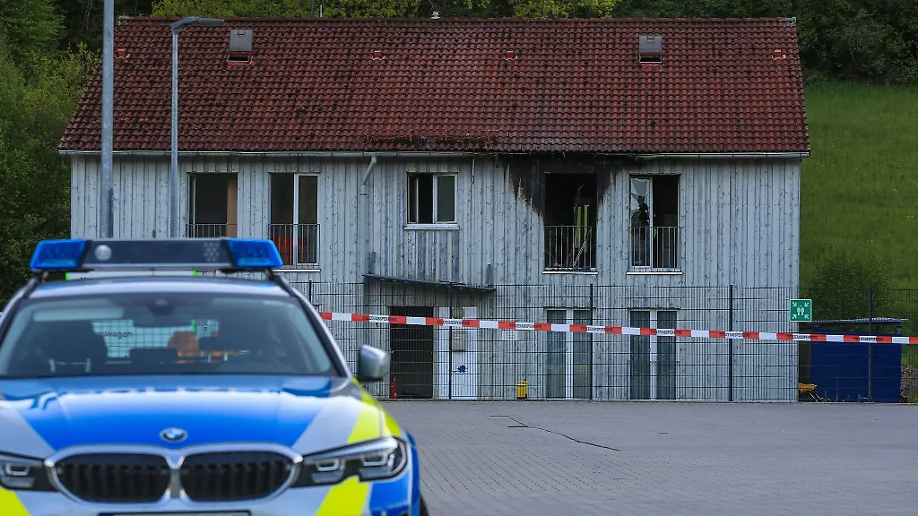 Ein-Polizeifahrzeug-steht-vor-der-Asylbewerberunterkunft