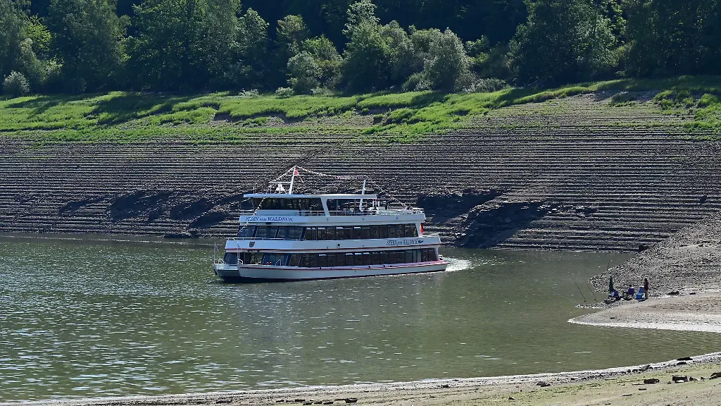 Ein-Ederseeschiff-kreuzt-in-der-Bringhaeuser-Bucht