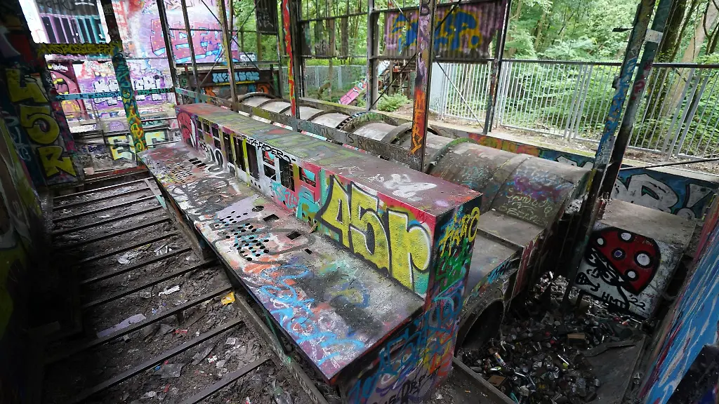 Bunt-bemalt-ist-das-Schaltpult-in-der-ehemaligen-Muellverbrennungsanlage