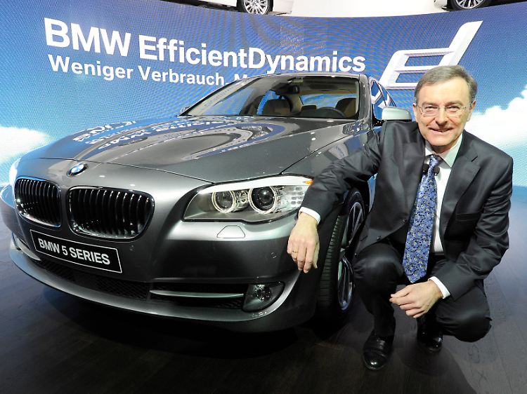 BMW-Chef Norbert Reithofer präsentiert beim Autosalon in Genf den neuen 5er BMW.