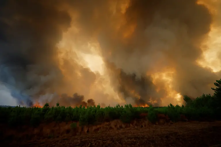 2022-08-10T164222Z-297980186-RC2QTV94838G-RTRMADP-3-EUROPE-WEATHER-FRANCE-WILDFIRE
