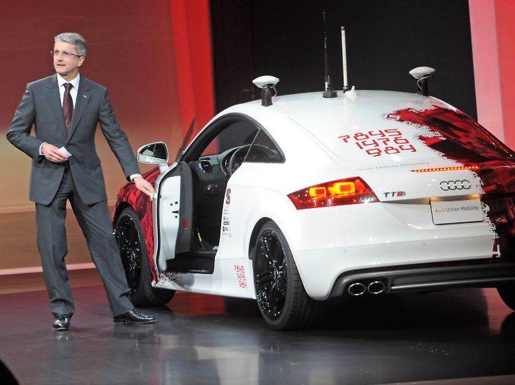 Audi-Chef Rupert Stadler stellt den Audi TTS Concept Urban Mobility vor.