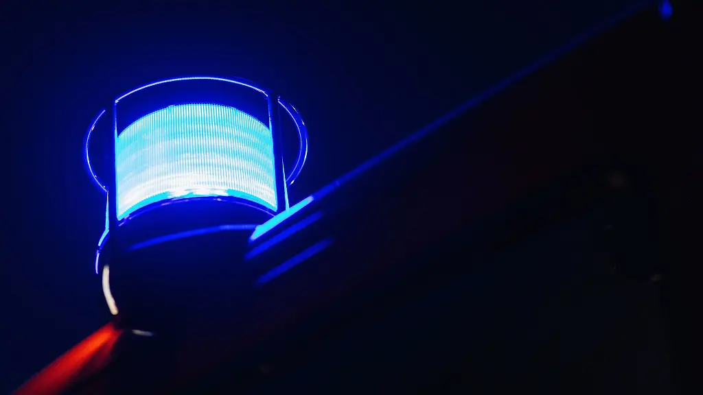 Ein-Blaulicht-leuchtet-auf-dem-Dach-eines-Feuerwehrfahrzeugs