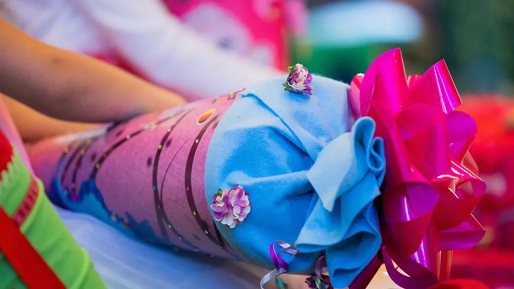 Ein-Erstklaessler-haelt-eine-Schultuete-am-ersten-Schultag-in-Hand