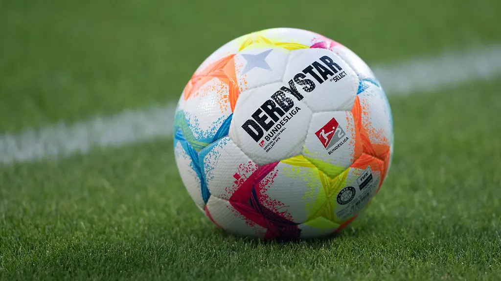 Der-Spielball-der-2-Bundesliga-liegt-auf-dem-Platz
