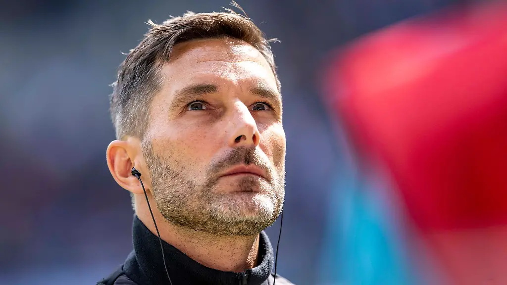 Hannovers-Trainer-Stefan-Leitl-steht-vor-einem-Spiel-im-Stadion