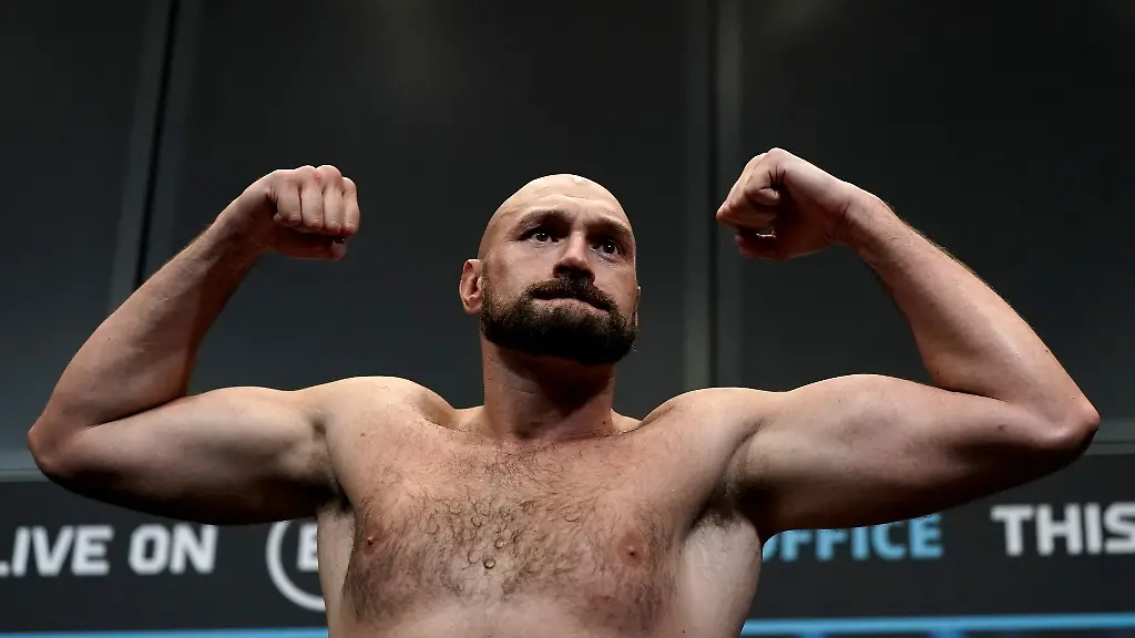 Tyson-Fury-zeigt-waehrend-einer-Pressekonferenz-seine-Muskeln
