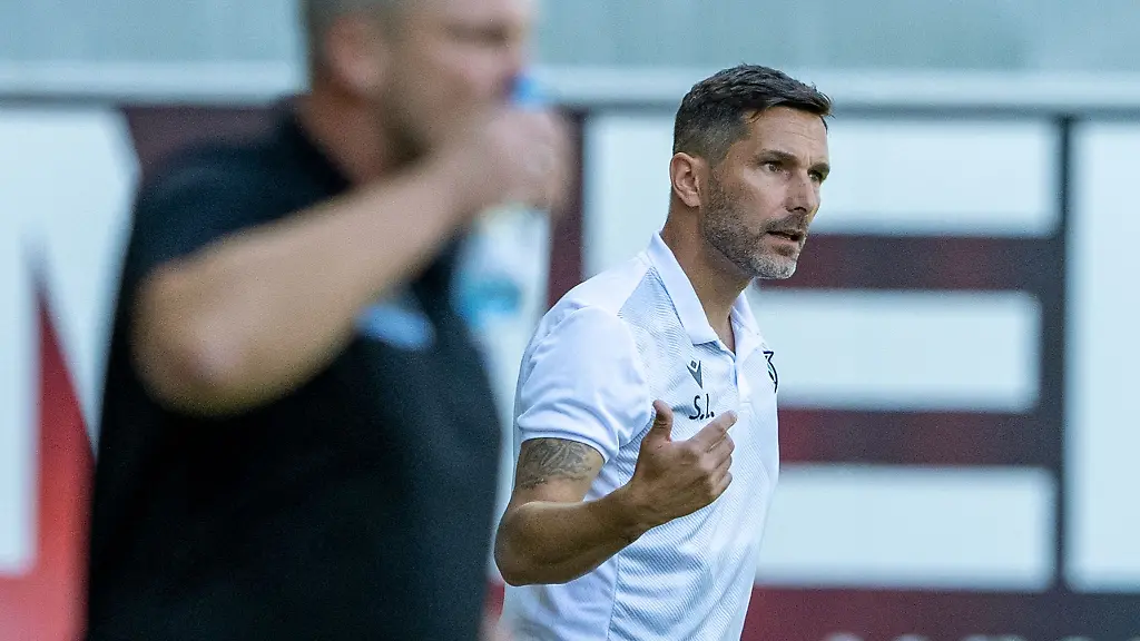 Hannovers-Trainer-Stefan-Leitl-r-gibt-Anweisungen