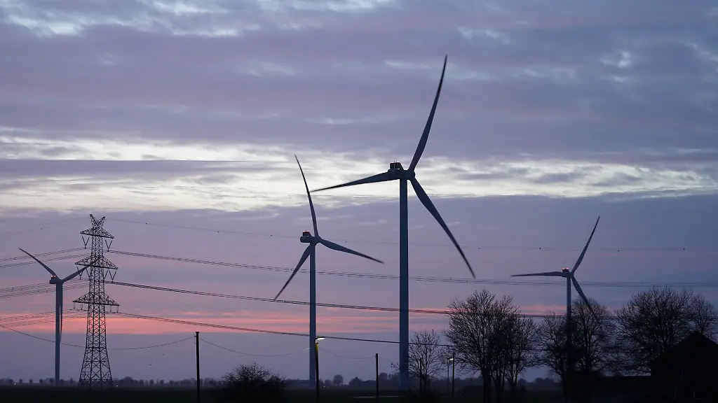 Windraeder-und-Stromleitungen-sind-im-Abendlicht-zu-sehen