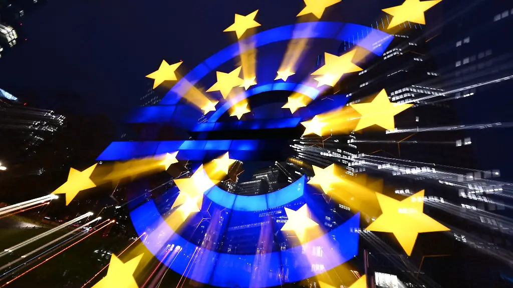Die-Euro-Skulptur-des-Kuenstlers-Ottmar-Hoerl-leuchtet-am-Abend