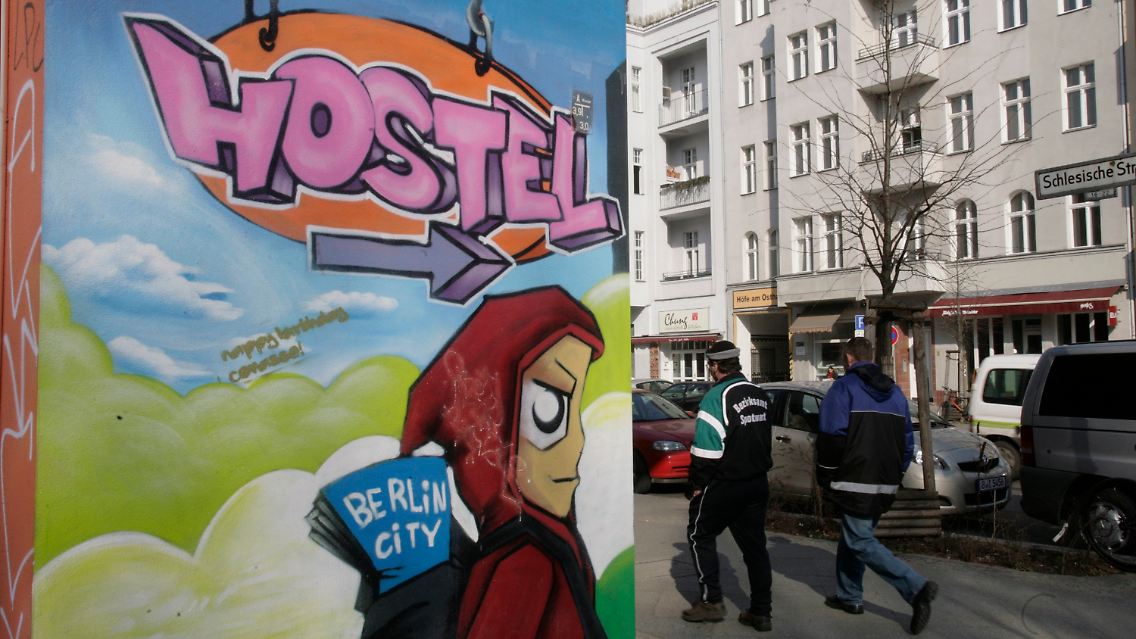 Touristen, da entlang: Ein Graffiti weist im Berliner Stadtteil Kreuzberg den Weg zu einem Hostel.