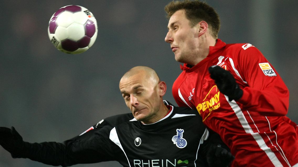 Kampf ums Finale: Energies Markus Brzenska, rechts, im Kopfballduell mit Duisburgs Srdjan Baljak
