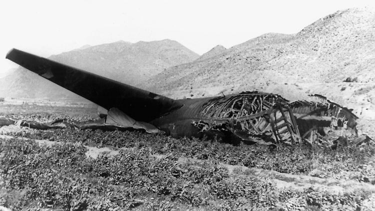Das ausgebrannte Wrack des US-amerikanischen B-52-Bombers, der am 17. Januar 1966 abstürzt.