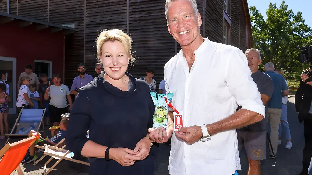 Berlins-Regierende-Buergermeisterin-Franziska-Giffey-uebergibt-Henry-Maske-eine-Berliner-Baer-Figur