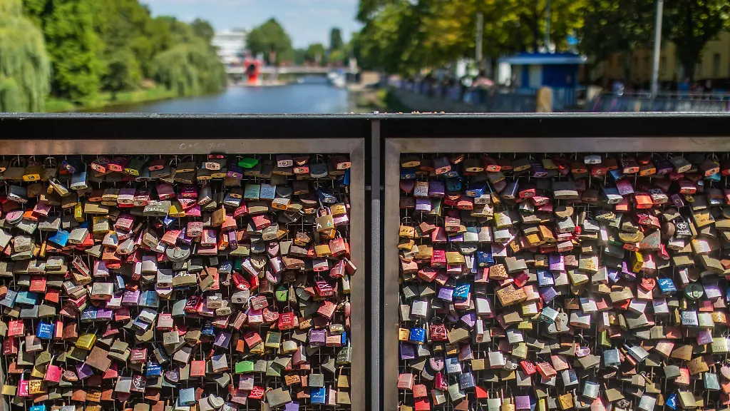 Zum-Tag-des-Liebesschlosses-in-Heilbronn-haengen-zahlreiche-Liebesschloesser-an-der-Goetzenturmbruecke