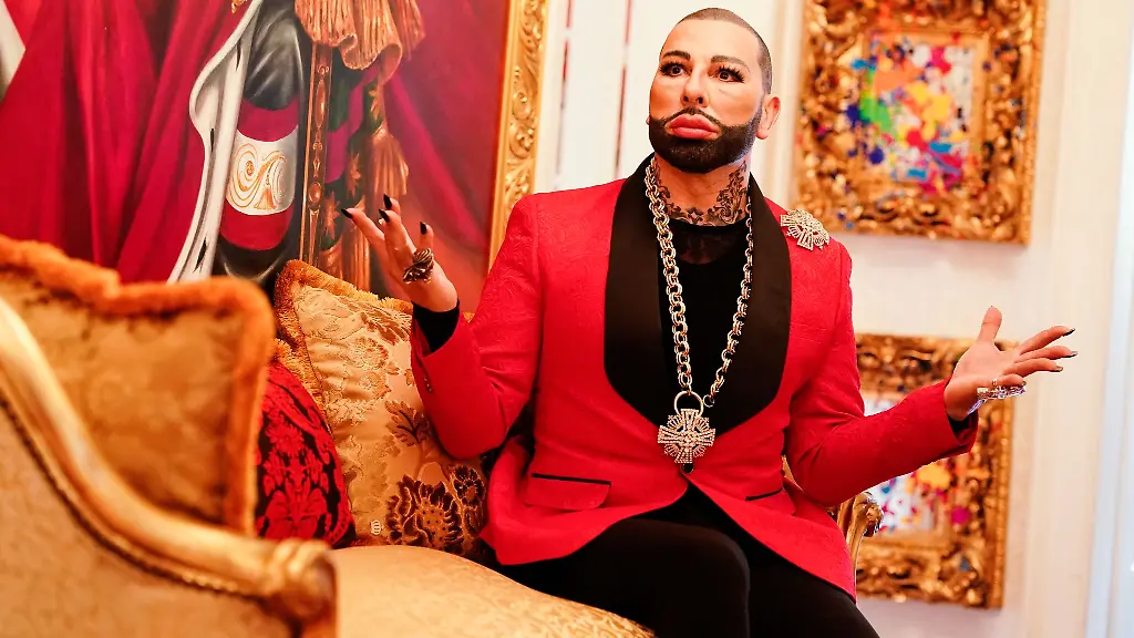 Der-Modeschoepfer-Harald-Gloeoeckler-in-seinem-Zuhause