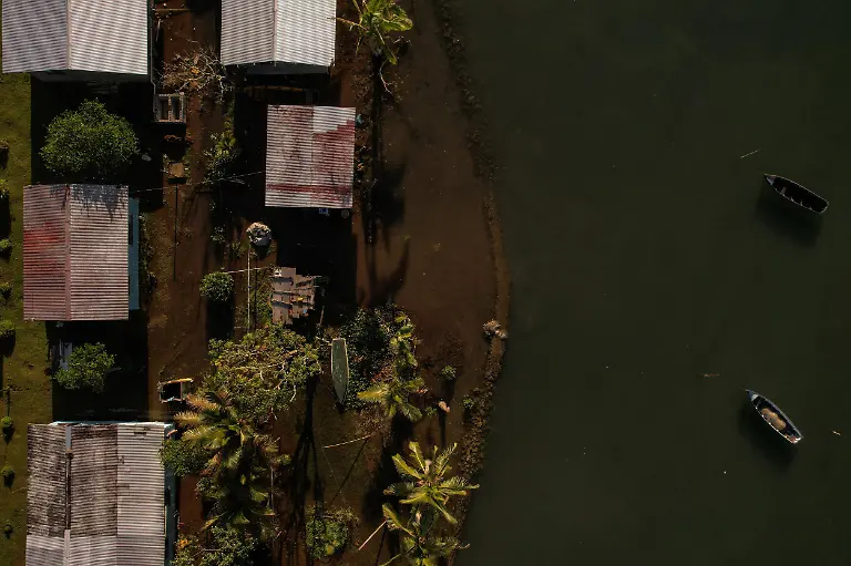 Seawater-floods-past-an-ineffective-sea-wall-into-the-community-of-Veivatuloa-Village