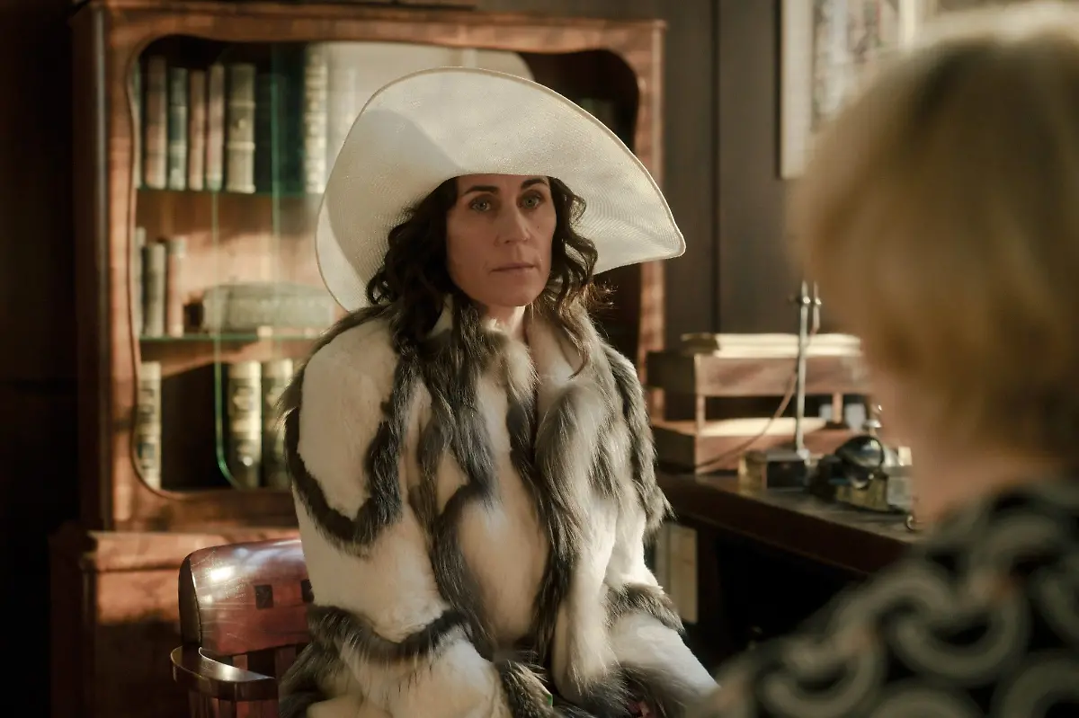 Nina-Kunzendorf-als-Alice-Gruenberg