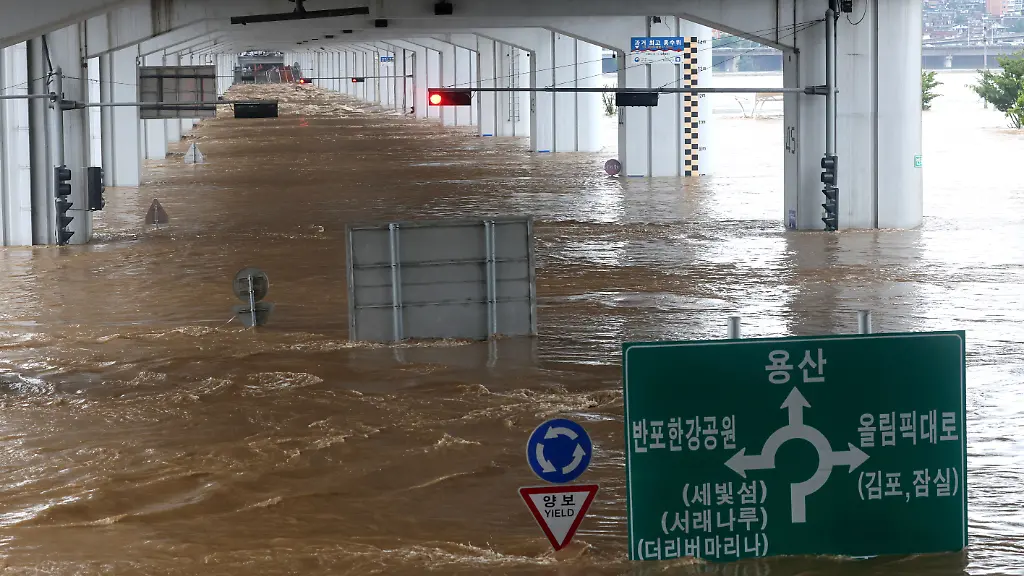 Die-Jamsu-Bruecke-steht-komplett-unter-Wasser-Sie-ueberquert-den-Han-Fluss-in-Seoul-und-verbindet-die-Bezirke-Yongsan-gu-und-Seocho-gu