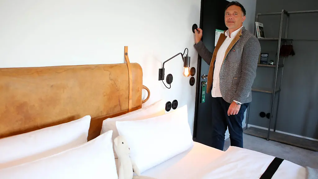 Meik-Lindberg-Eigentuemer-des-The-Hearts-Hotel-stellt-ueber-ein-Regelsystem-die-Temperatur-in-einem-Hotelzimmer-ein