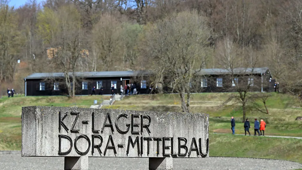 Besucher-kommen-zur-Gedenkveranstaltung-zum-77-Jahrestag-der-Befreiung-des-KZ