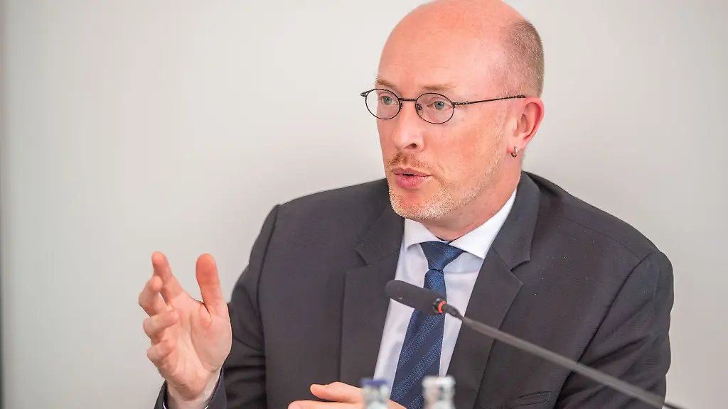 Christian-Pegel-SPD-Innenminister-von-Mecklenburg-Vorpommern-nimmt-an-einer-Pressekonferenz-teil